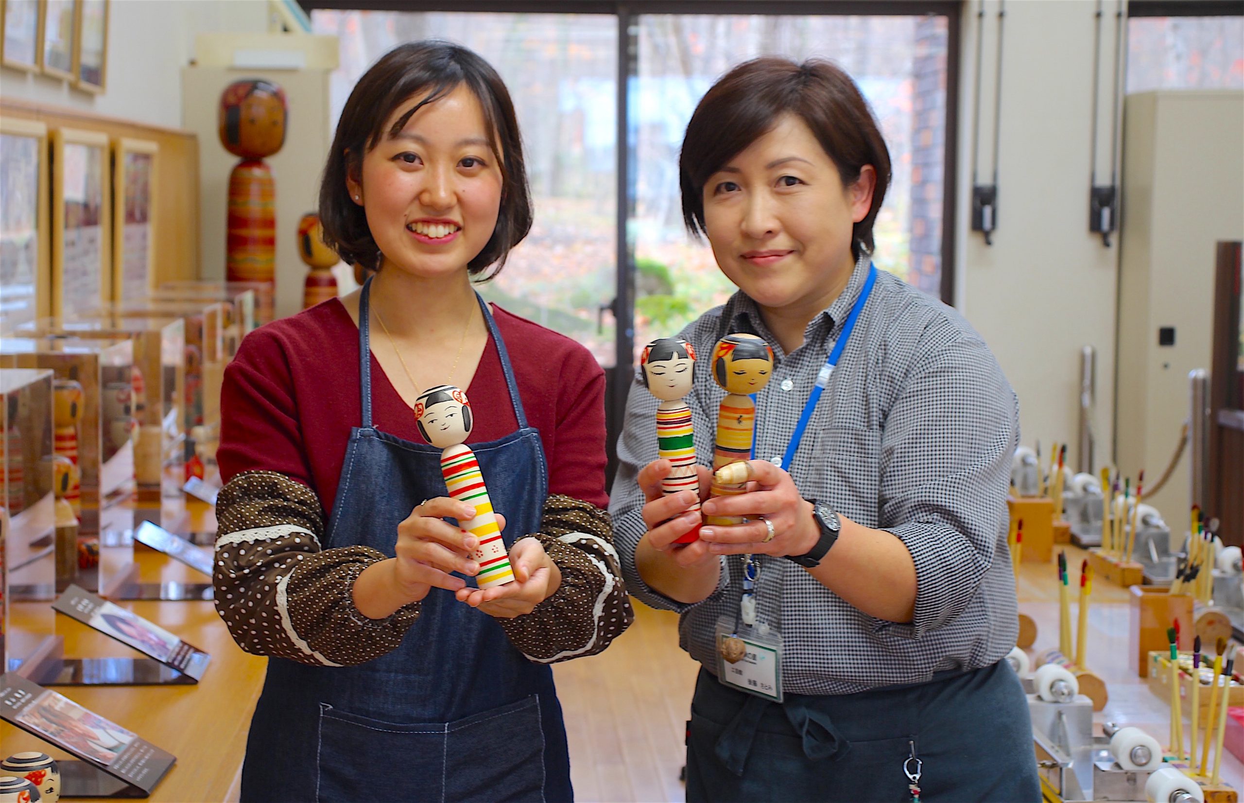 若い女性に人気のこけし。気軽で本格的な絵付け体験を楽しもう - 岳 