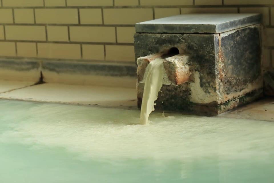 岳温泉の湯が週1日だけ乳白色に!? “ミルキーデイ”のヒミツ大公開 - 岳 