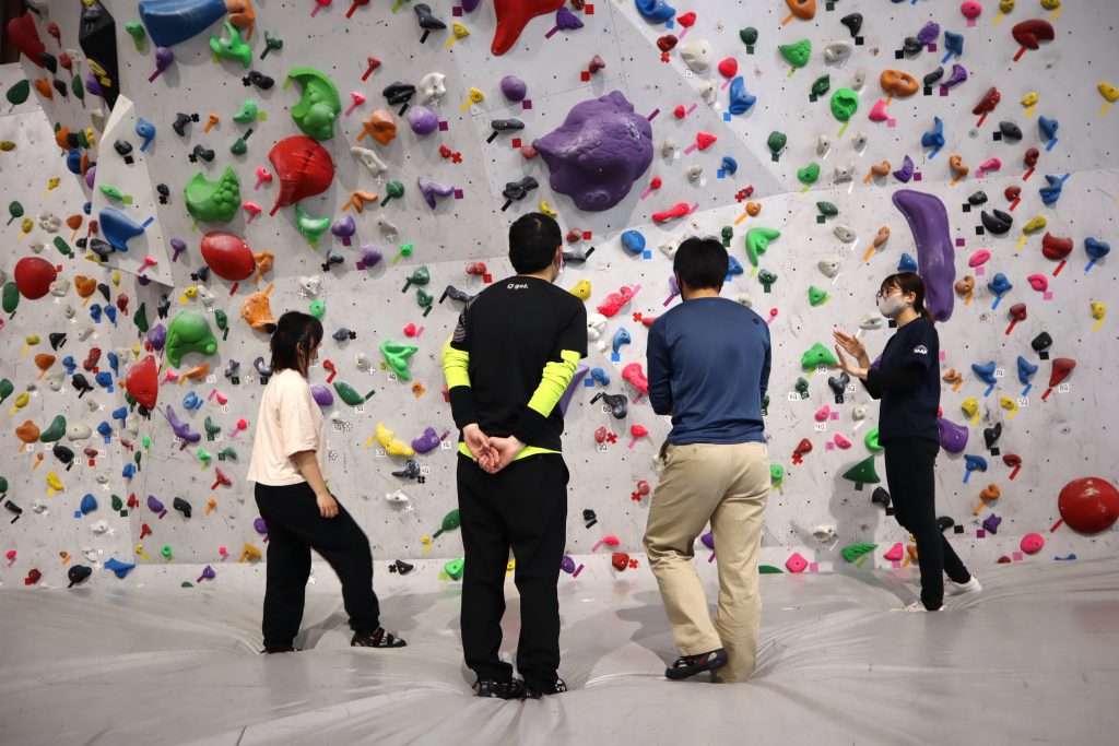 今なら料金半額 県内唯一の屋内施設でボルダリングやスケボーを楽しもう 岳温泉観光協会公式サイト